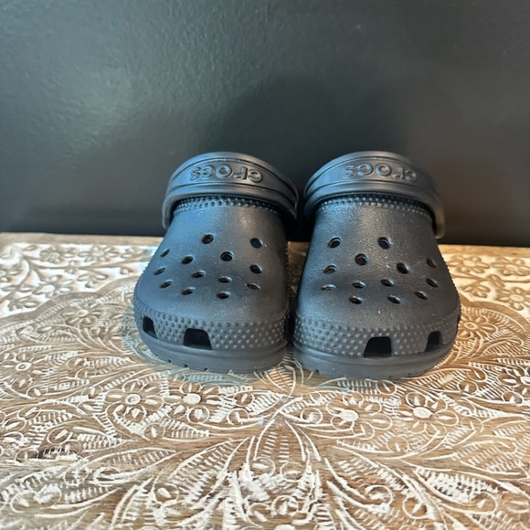 Toddler Crocs - Size 7 (Black Classic Clogs) - Picture 2 of 2